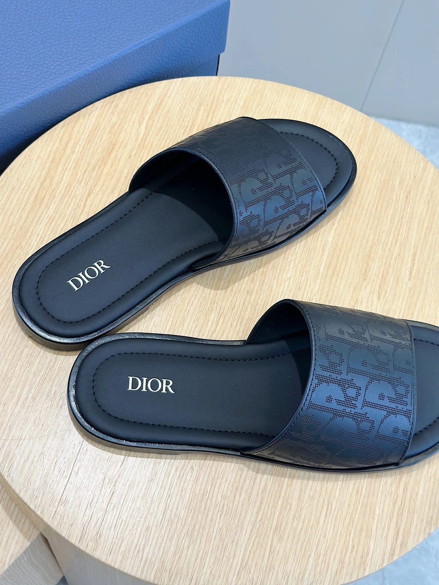 P320 Dior Alias ​​Men's Genuine Leather Slippers This Alias ​​sandal is new for summer, showing casual and elegant style. Carefully crafted from grained cow leather and Oblique printed fabric, with cowhide lining! Cross strap design. The imported cowhide leather and rubber sole adds sophistication and comfort, while Oblique print-effect anti-slip panels add style. Size: 39-44 (customized at 38.45)